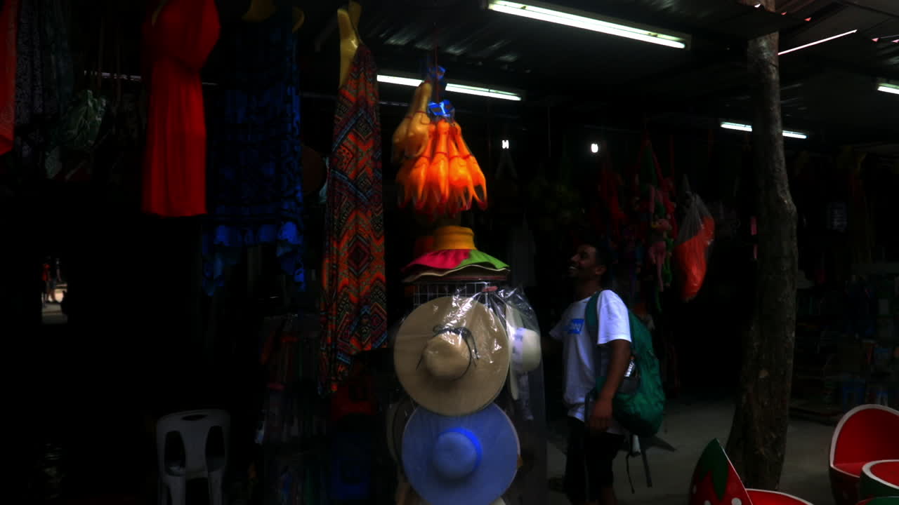 hombre comprando cosas en la tienda local en tailandia