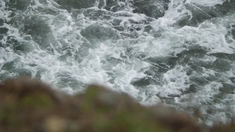 Turbulentes-Meerwasser-Mit-Felsen-Im-Vordergrund