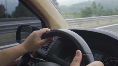 el volante del coche. el interior del vehículo que está viajando.