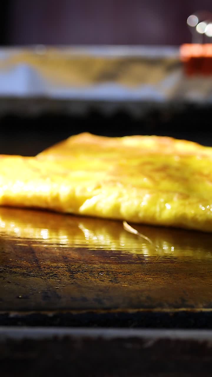 el roti se está cocinando en una parrilla caliente