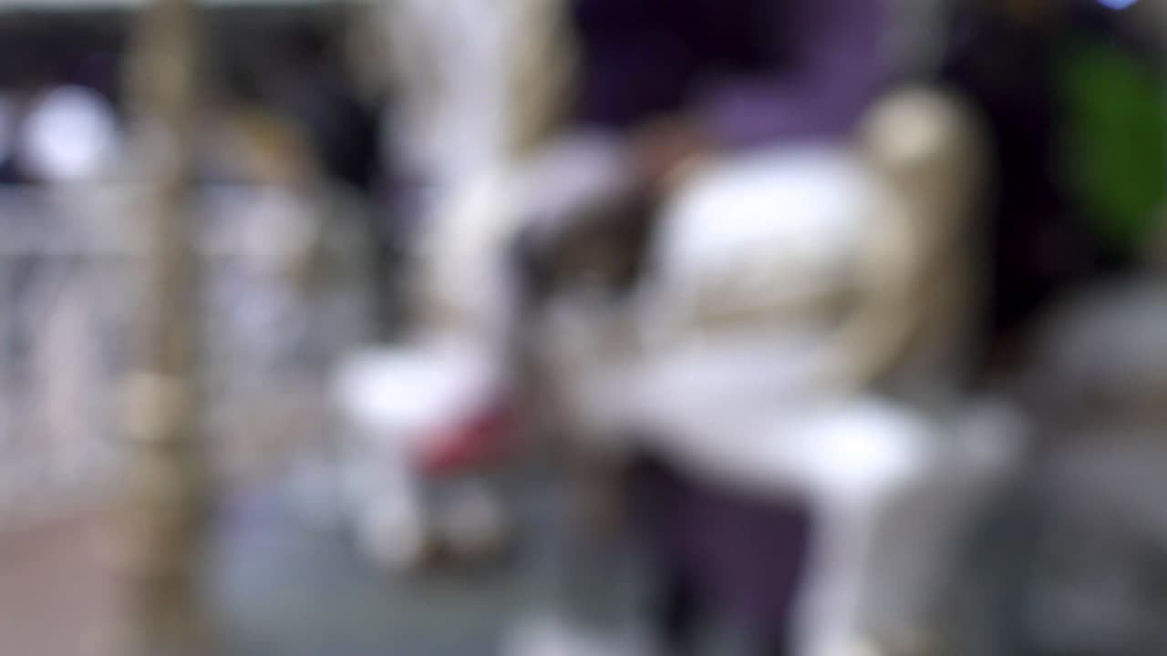 놀이 공원에서 회전하는 카루셀: 초점 밖, 주체는 오른쪽에 있습니다.