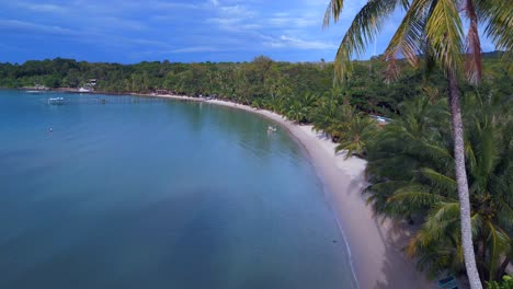 majestuoso vuelo de vista aérea muy cerca pasando vuelo drone en la isla de koh kood bang bao beach tailandia 2022