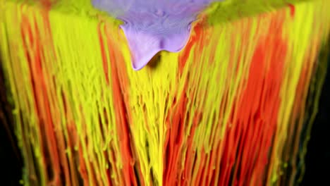 pintura de tinta multicolor fluye lentamente desde el cubo bajo el agua