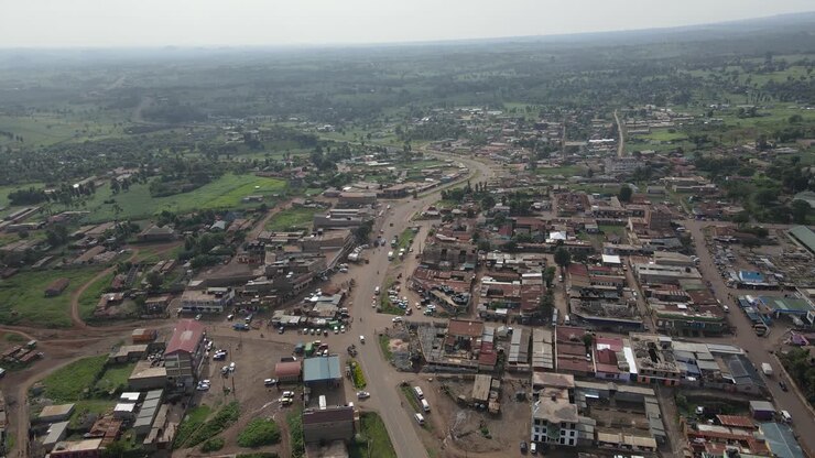 Veduta aerea della città di Loitokitok nell'area di Amboseli, vicino al Monte Kilimanjaro, Kenya, di giorno.