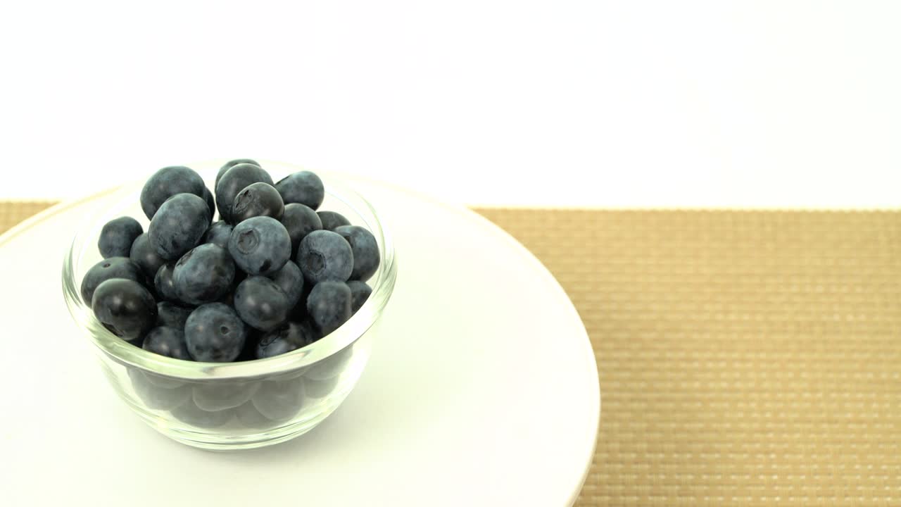 회전하는 그에 신선한 블루베리