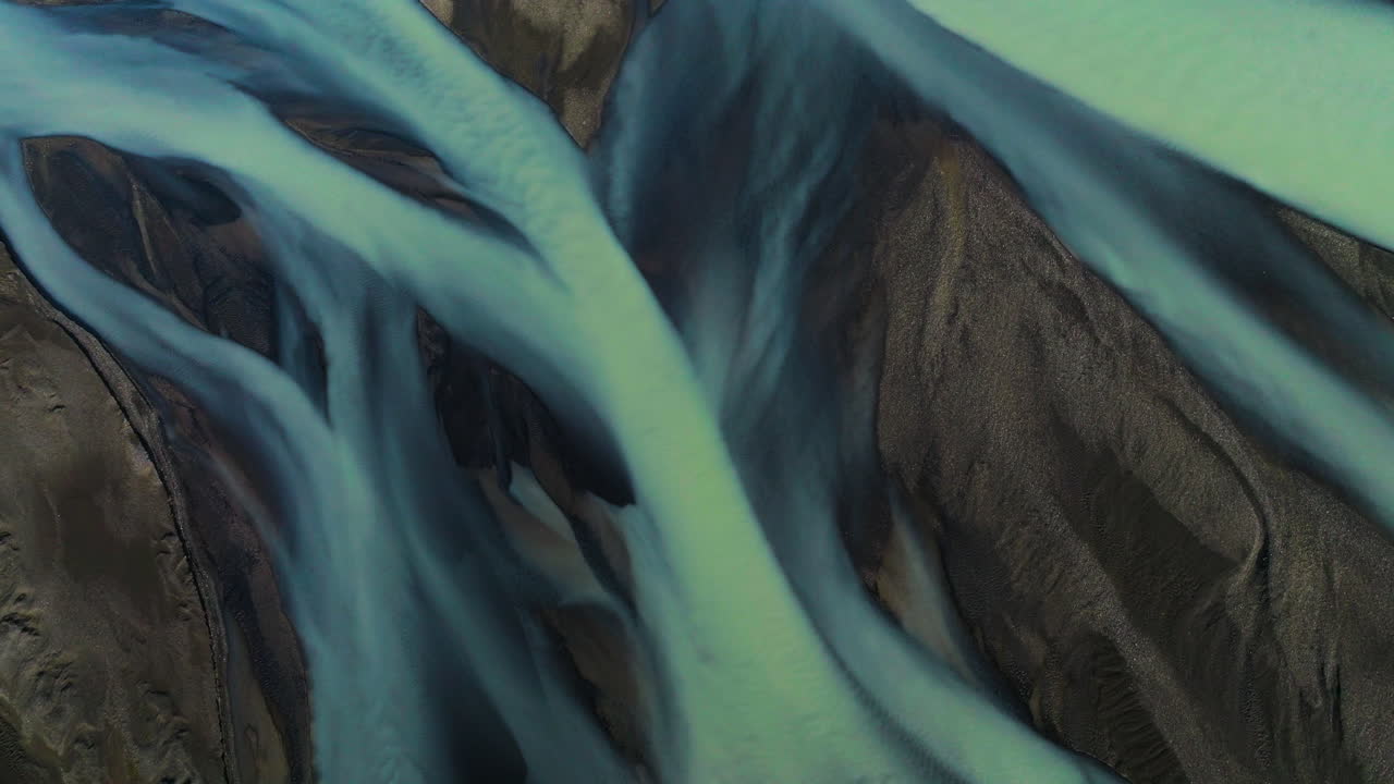 la leche glacial parece de las increíbles trenzas de los ríos de islandia