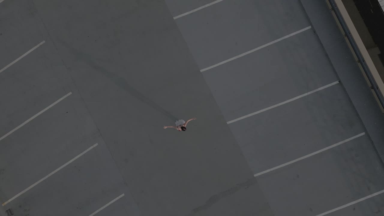 드론은 옥상 공원에서 혼자 춤추는 소녀를 끌어당깁니다.