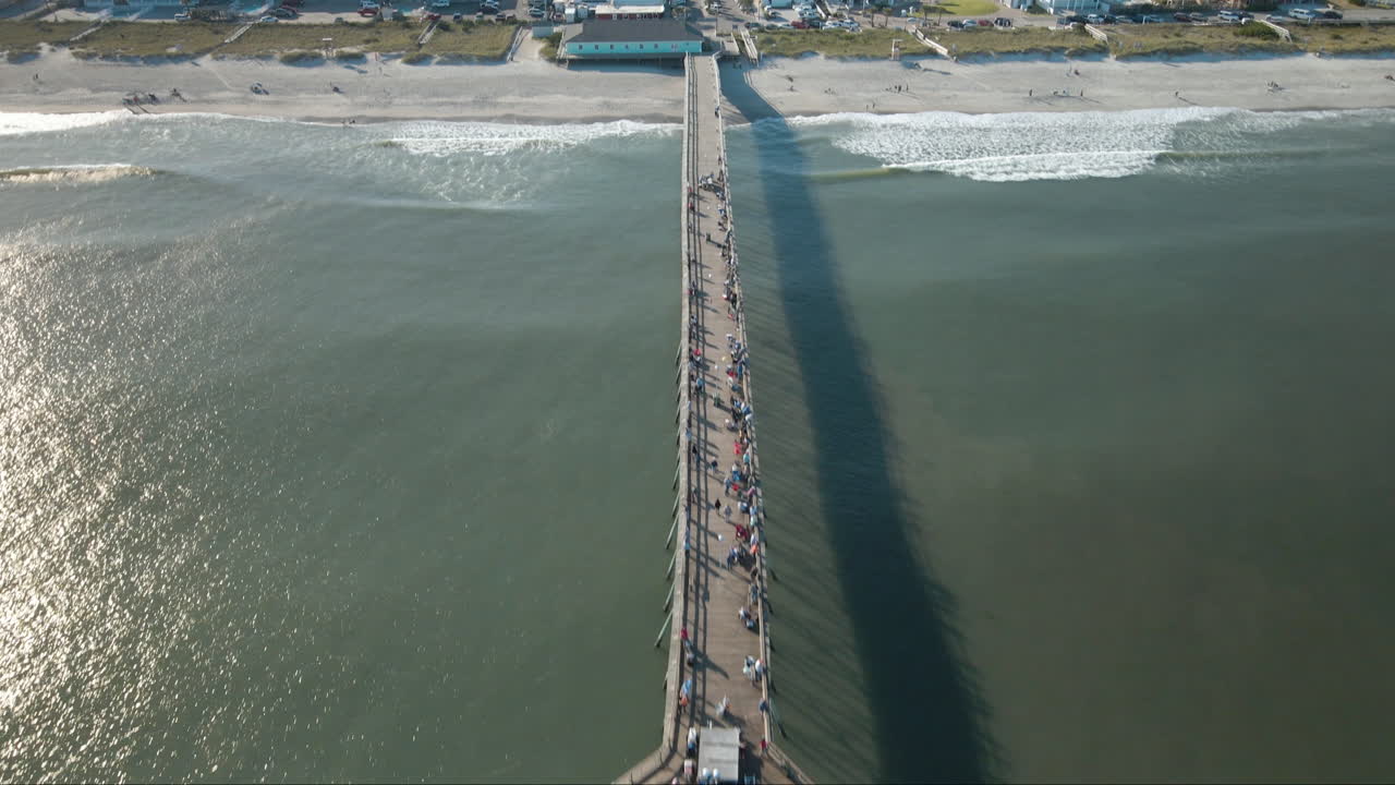 쿠레 비치 틸트 공개 마을에서 부두 위로 날아가는 공중 샷