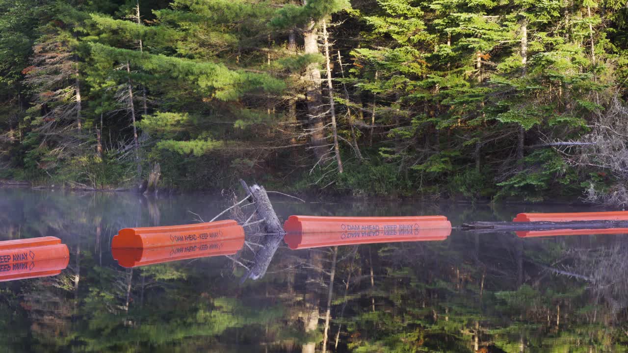 잔잔한 호수의 댐 전방 표지판, 아름다운 알곤퀸 풍경