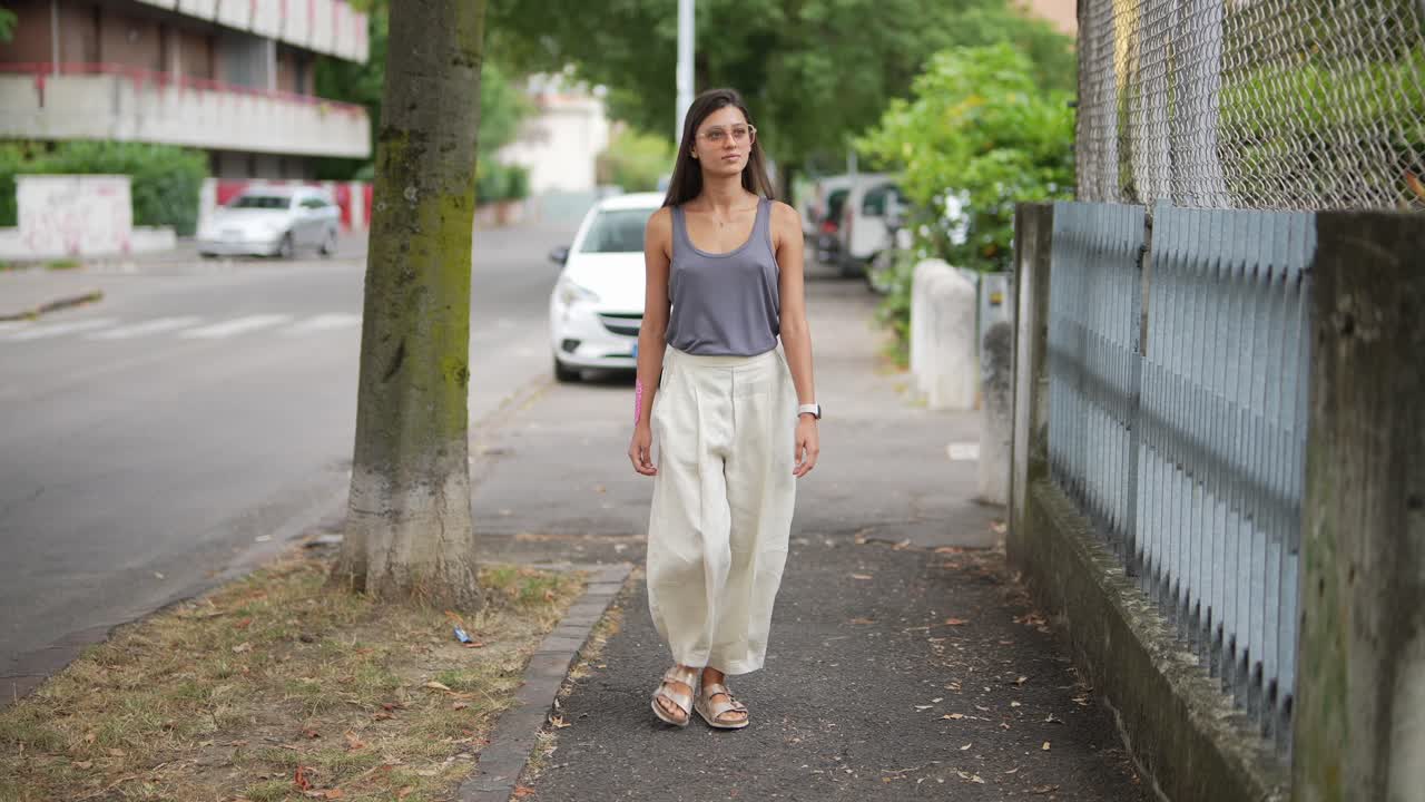 Donna che cammina per la strada della città