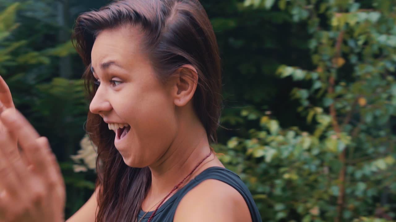 슬로우 모션으로 춤을 추는 흥분된 표정으로 예쁜 여자