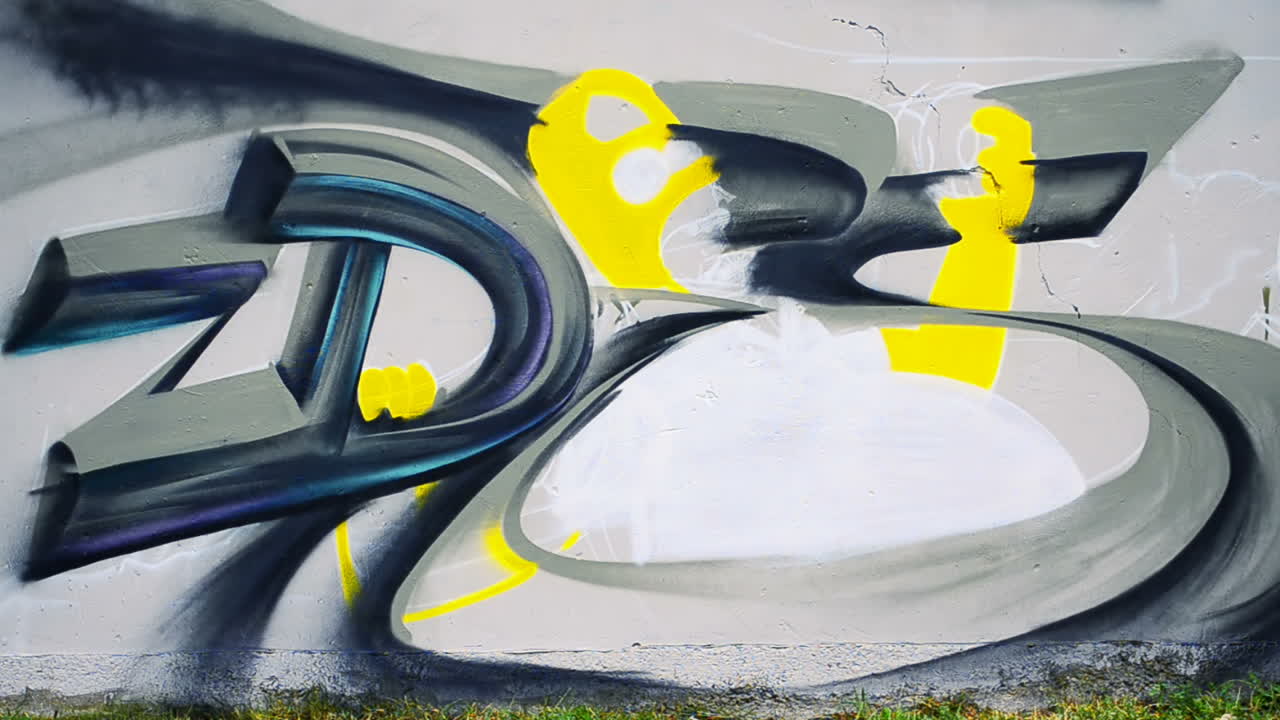 Kunstneren tegner graffiti på et gjerde. Abstrakt tegning.