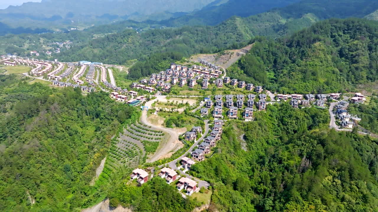 중국 장지아지 (zhangjiajie) 에서 이 비는 날, 큰 오두막 마을의 드론 촬영