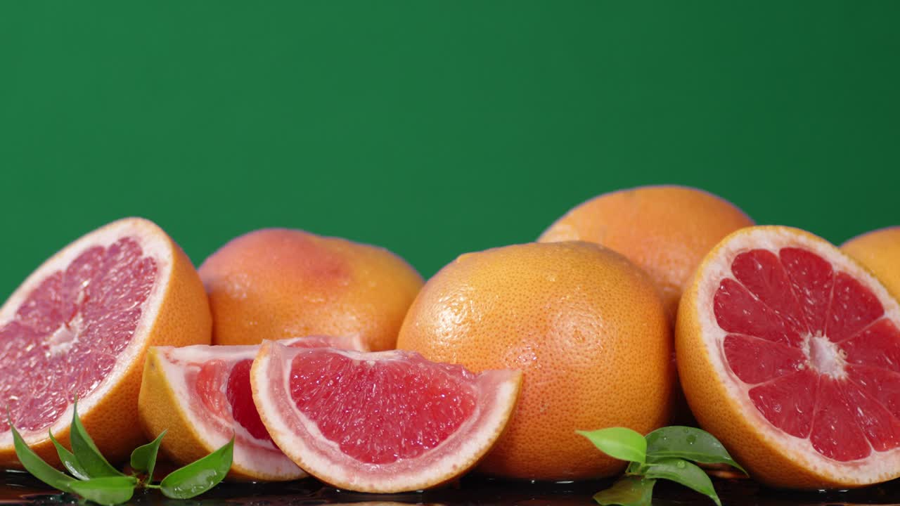 Pompelmo a fette con foglia ruota lentamente