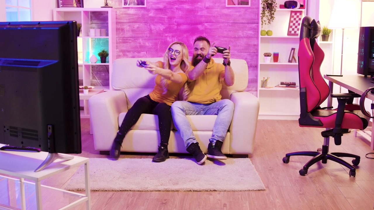 Novio y novia rubia comparten una sesión de juego informal