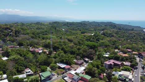 manuel antonio, costa rica, donde el vibrante paisaje urbano se encuentra con las aguas turquesas del océano