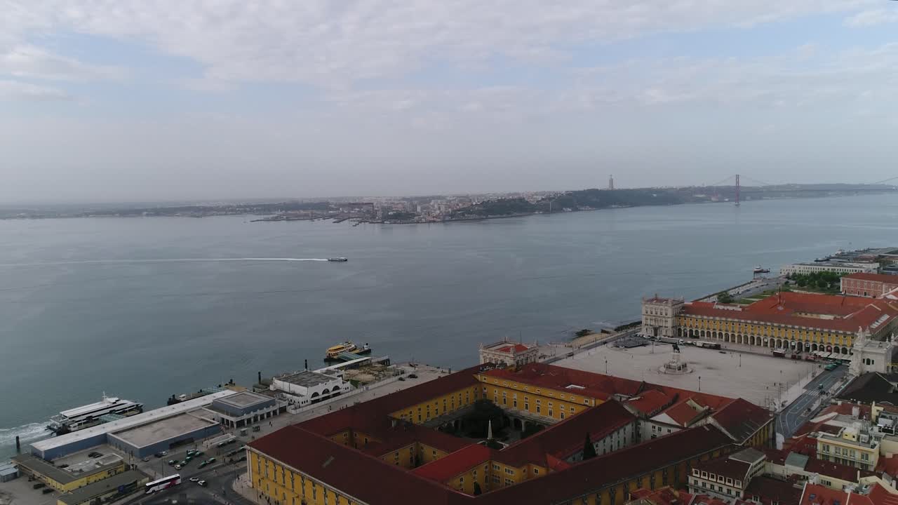 Vista aerea su Piazza del Commercio a Lisbona, chiamata Praça do Comércio, la piazza centrale del mercato.