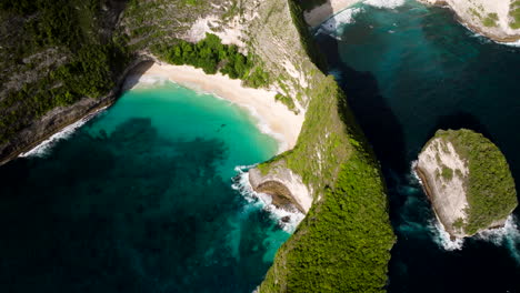 Beautiful-vibrant-steep-cliff-coastline-of-Nusa-Penida-at-famous-Kelingking-beach