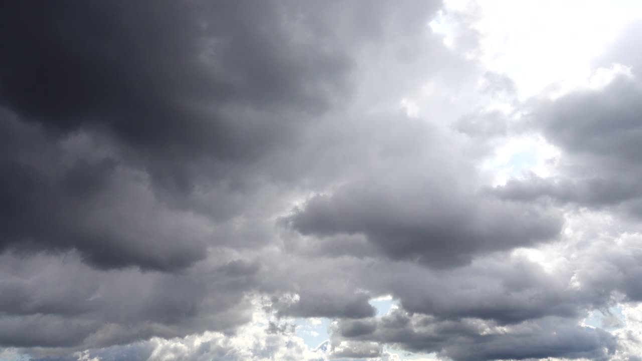 Skyer på himlen. Billede af skybevægelse
