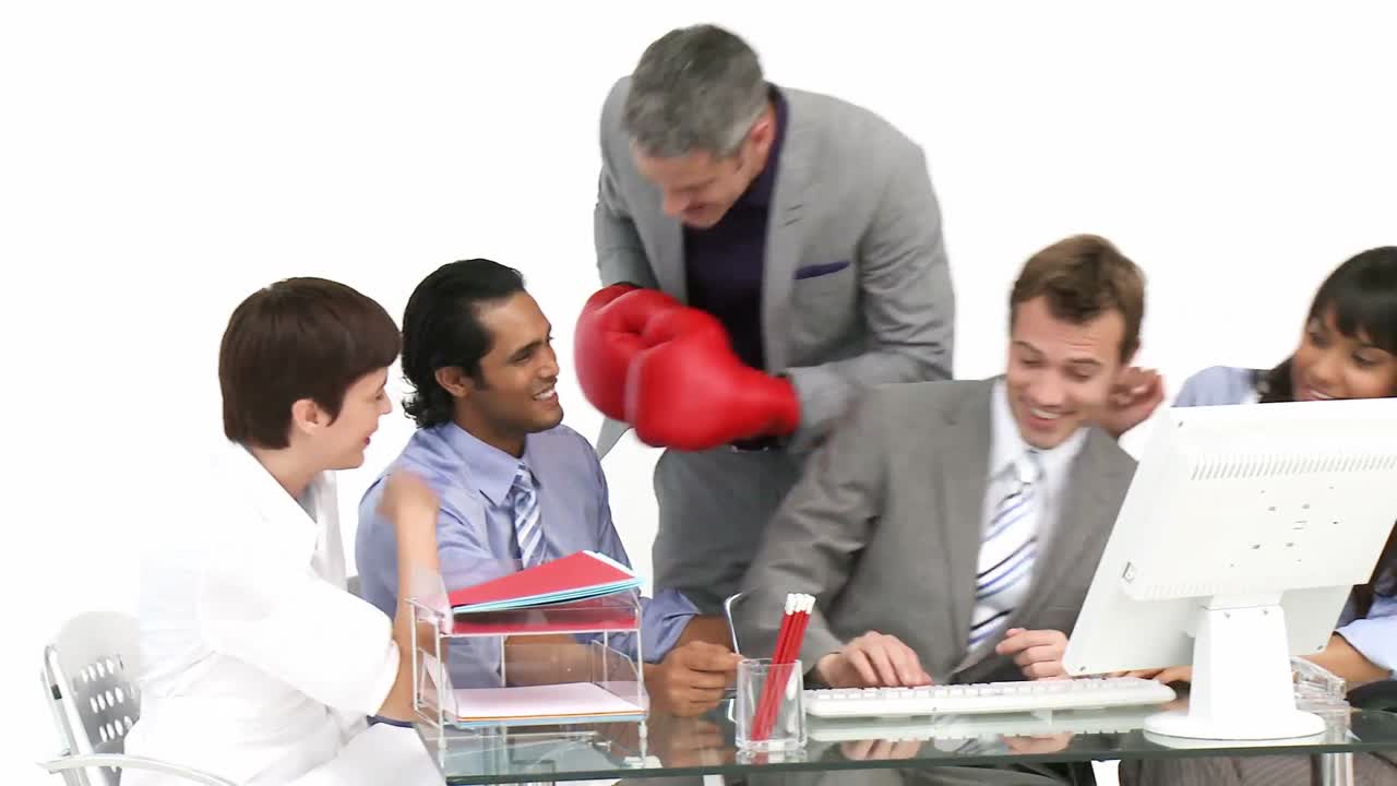 el gerente sonriente golpeando a su equipo