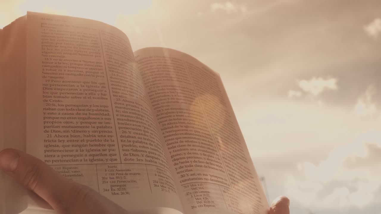 Bibbia Aperta Tenuta Contro un Cielo Luminoso e Nuvoloso con Luce Calda