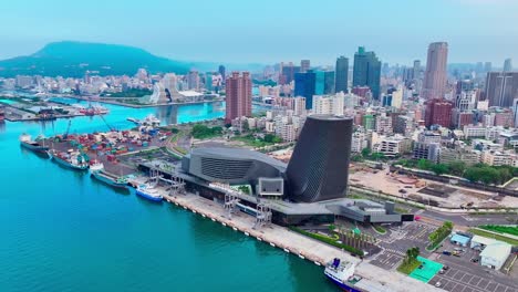 vista aérea de la terminal de cruceros de kaohsiung con el horizonte y la torre en el fondo - vista panorámica