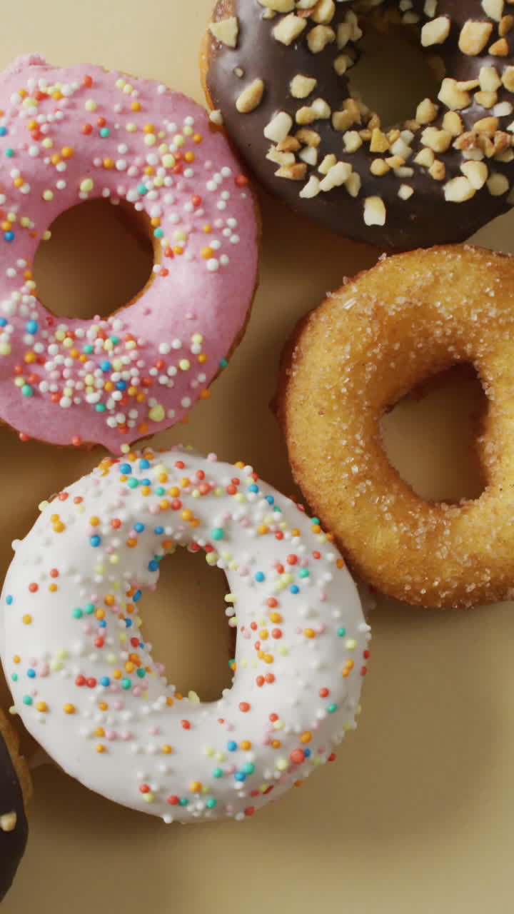 Video di ciambelle glassate su sfondo bianco