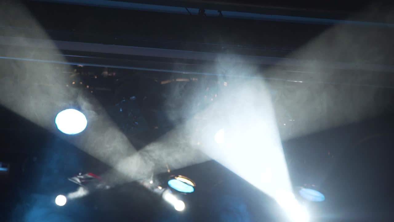 luces de concierto robóticas de haz blanco con neblina, material de archivo b-roll del equipo 2