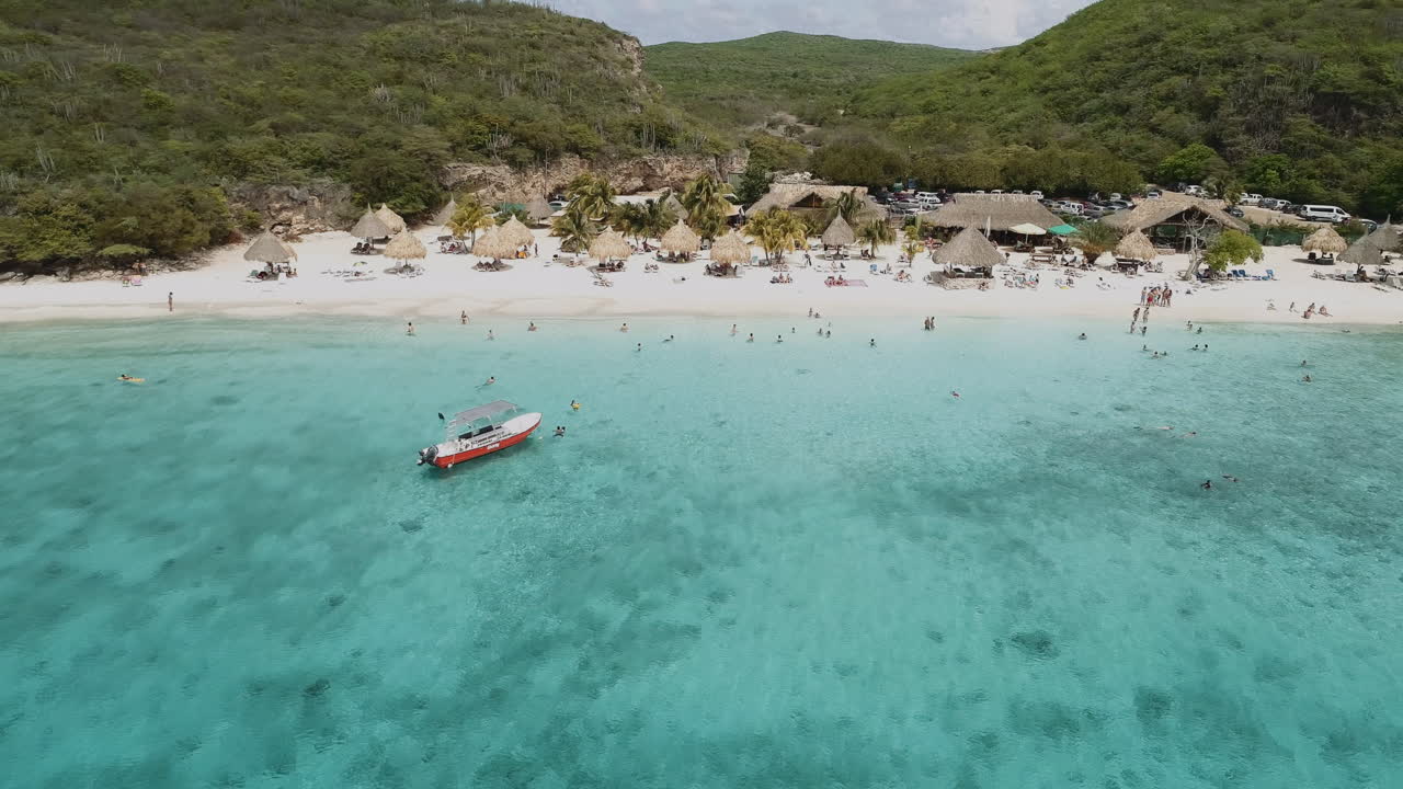 Ripresa con drone a media quota della spiaggia caraibica di Kenepa a Curaçao