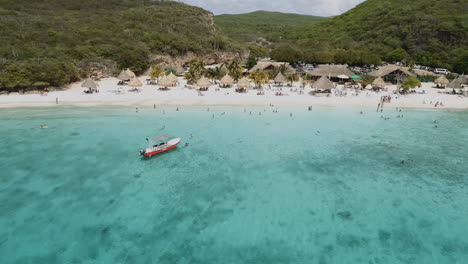 Drone-De-Altitud-Media-Disparado-En-La-Playa-Caribeña-De-Kenepa-En-Curazao