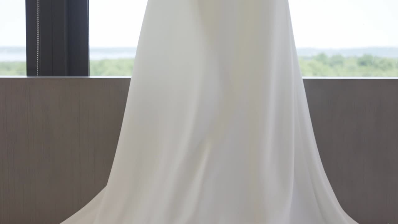 свадебное платье висит над кроватью