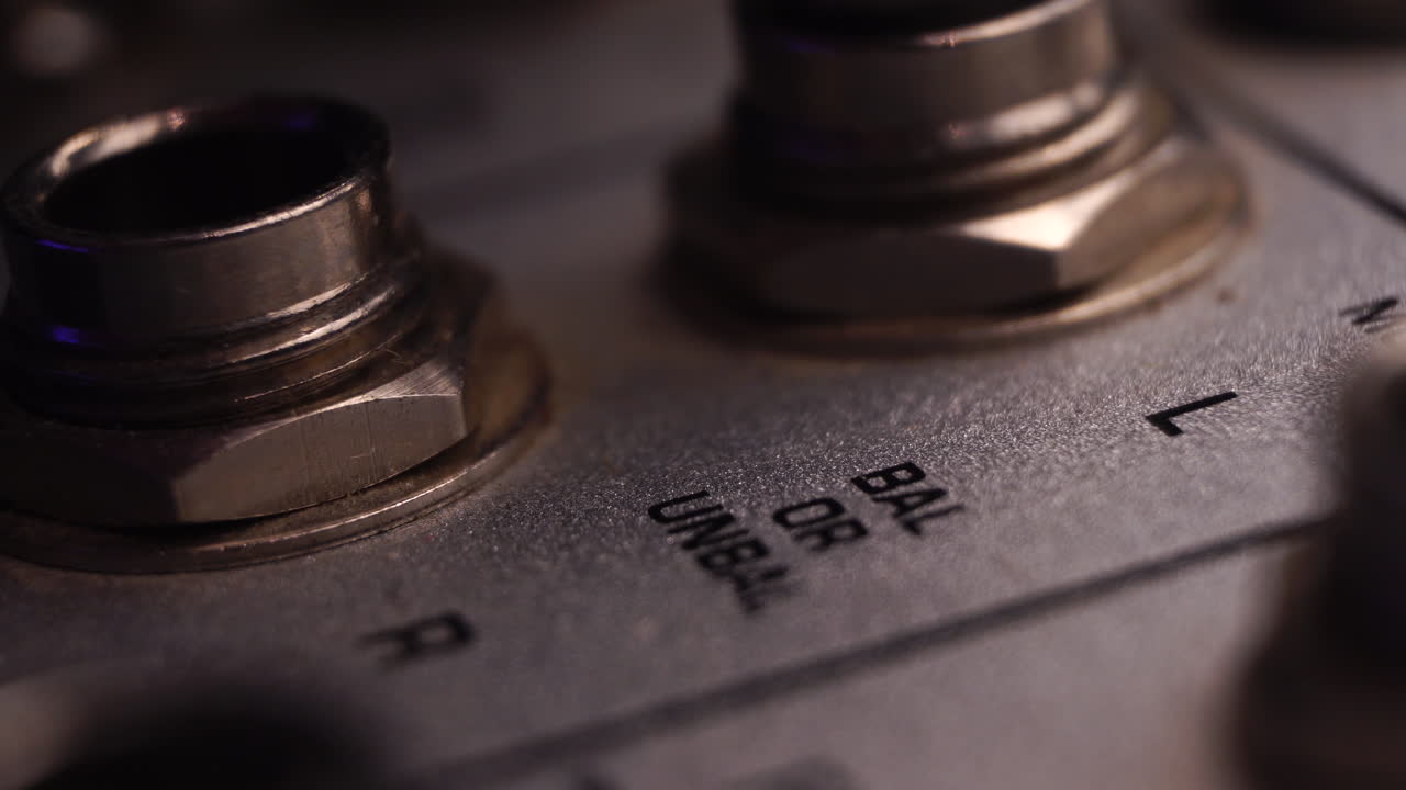 en los cables de audio de la manga de la punta del plug-in en el conector de entrada de la consola de mezcla, macro de cerca