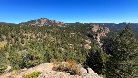 Colorado-Sommer-Kamin-Felsen-Wandern-Fahrrad-Reiten-Weg-Staunton-State-Park-Felsige-Berge-Pike&#39;s-Peak-Bugling-Elk-Falls-Weg-Bailey-Nadelbaum-Immergrün-Sonnig-Blauer-Himmel-Malerische-Landschaft-Langsame-Schwenkung-Rechts-