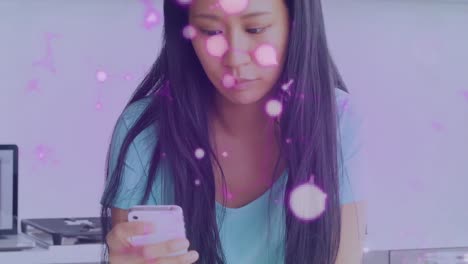 Animation-Von-Molekülen-über-Einer-Asiatischen-Frau-Mit-Smartphone