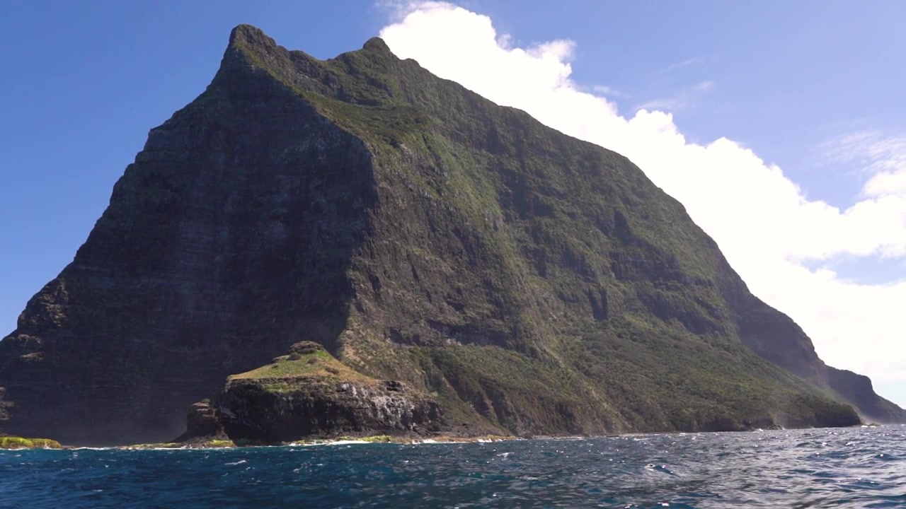 Vista dell'ISOLA DI LORD HOWE e del MONTE GOWER da una barca - AUSTRALIA