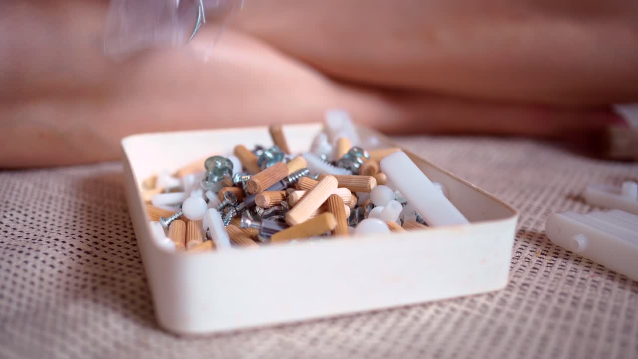 가구 를 조립 하기 위한 여러 가지 세부 사항 을 가진 작물 여자