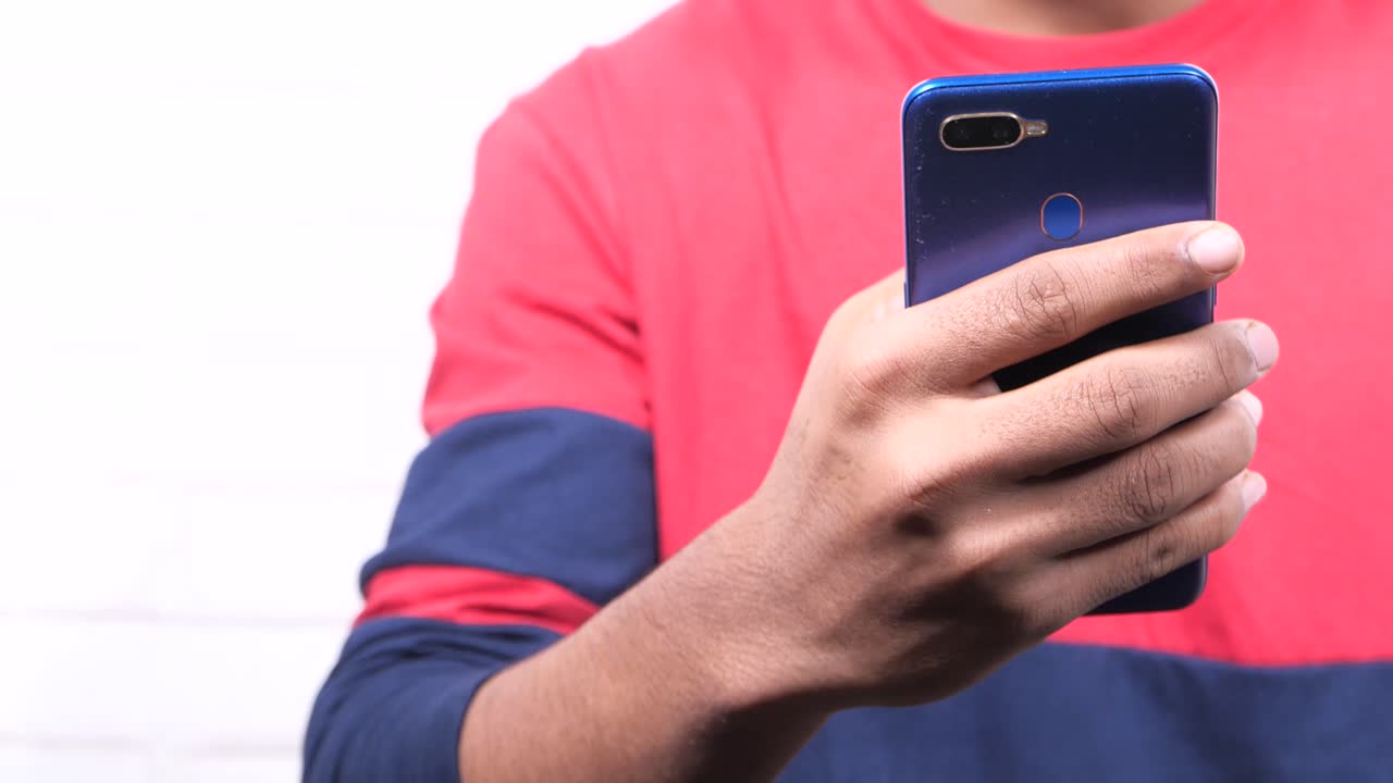 스마트폰을 사용하는 사람