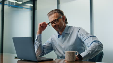 Angry-entrepreneur-disappointed-failure-workplace-closeup.-Man-feeling-stressed