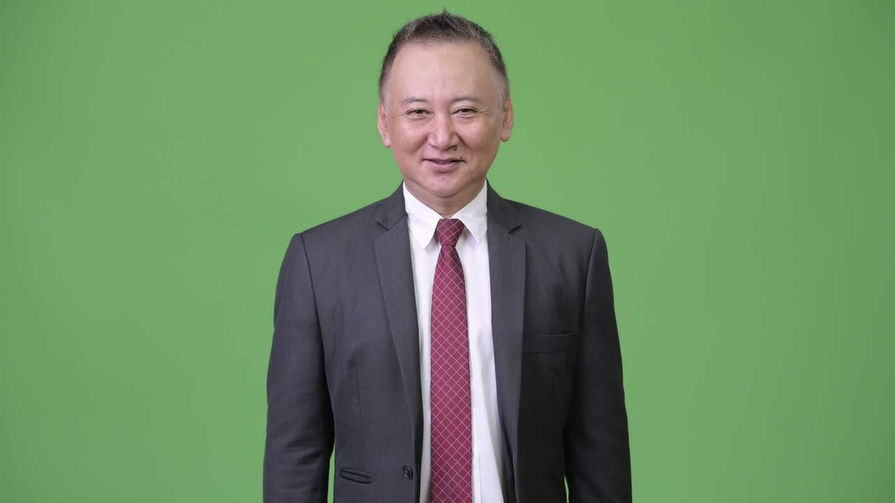 熟年の日本人ビジネスマンが親指を立てている