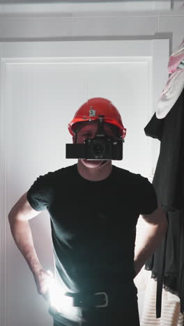 perspectiva en primera persona de un hombre con un casco de construcción montado en una cámara, reflejando las tareas del baño en un espejo