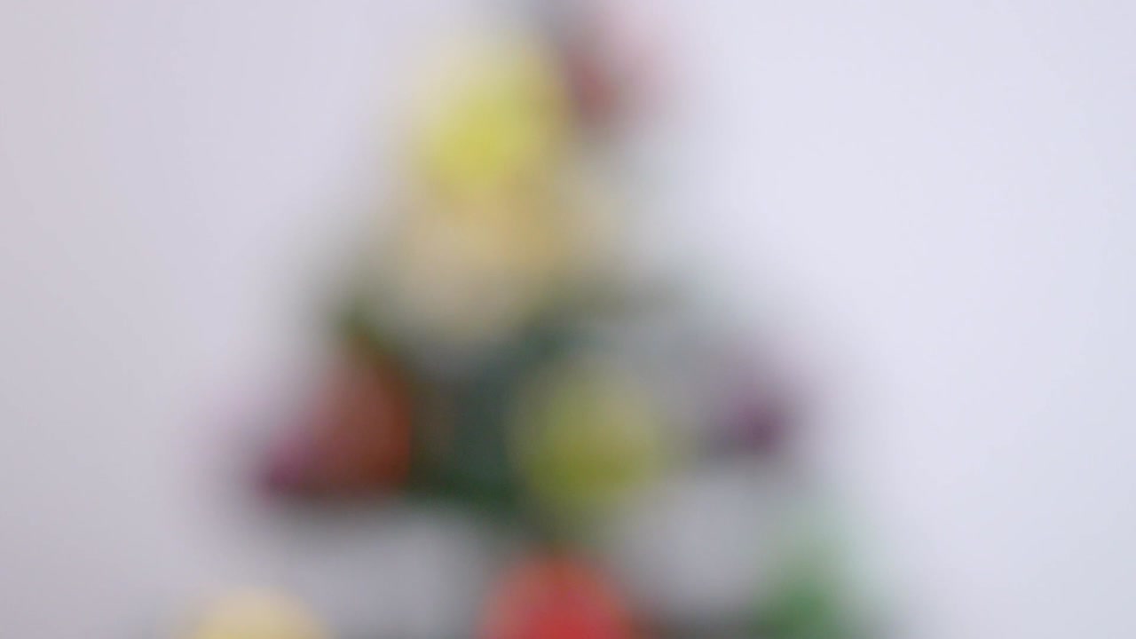 hermoso árbol de navidad decorado con luces desenfocadas regalos para el año nuevo aislados en fondo blanco.