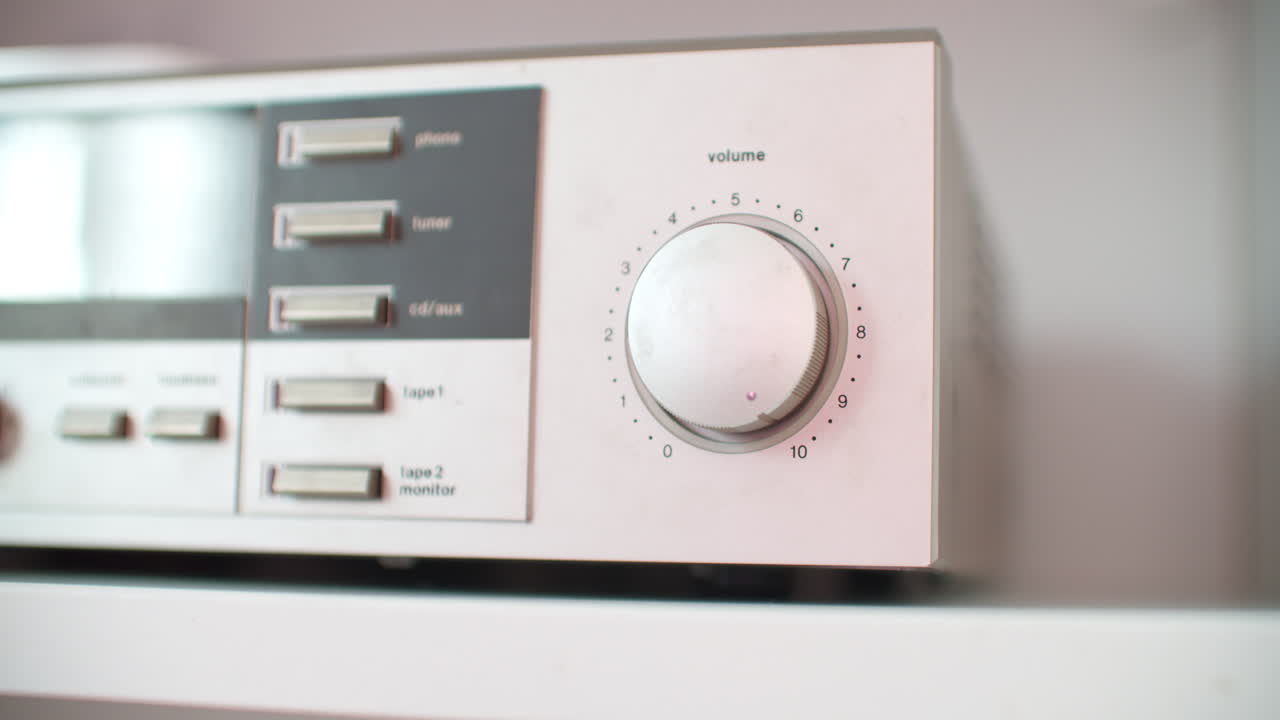 왼손 위아래로 볼륨 조절