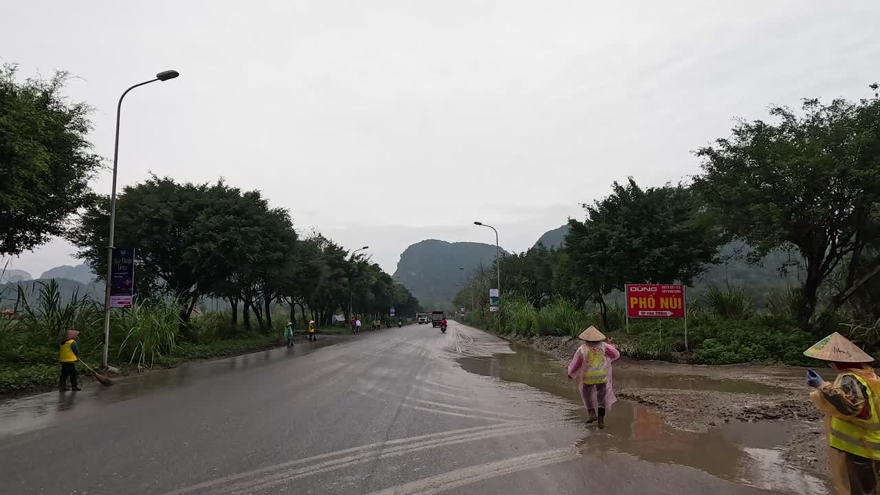 은 도로에서 사람과 차량