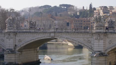 Umgedrehtes-Boot-Unter-Der-Sant-Angelo-Brücke-In-Romrom