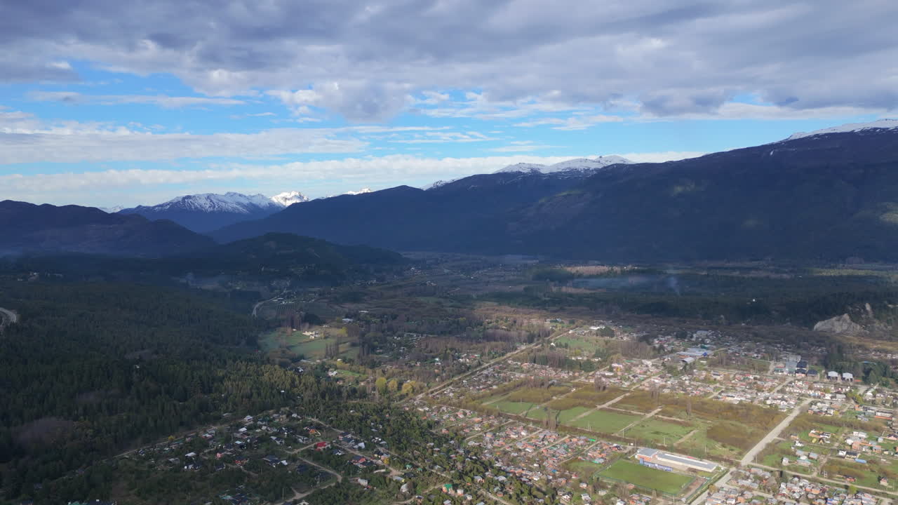 vista aérea de el bolsón, río negro, argentina al pie de la pintoresca cordillera