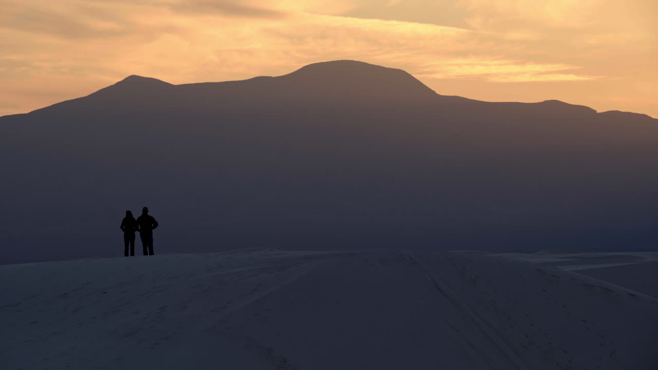 큰 산, 4k 뒤의 일몰이 내려다보이는 언덕에 주둔한 커플