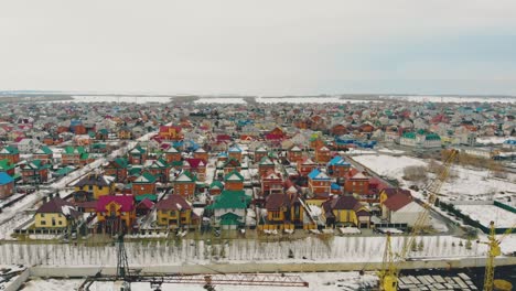 ciudad con coloridas casas unifamiliares y una gran infraestructura