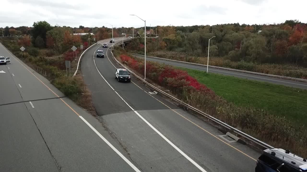 과거를 운전하는 경찰 장례 행렬의 제기 샷