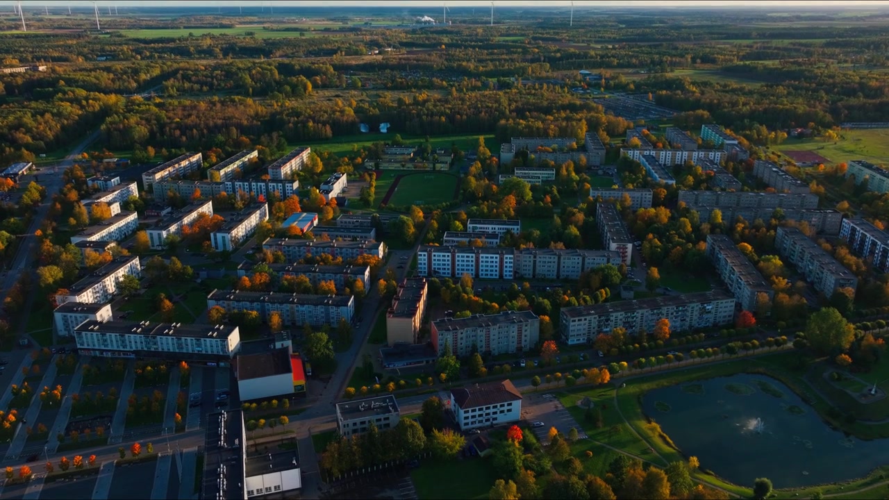 Ujęcie lotnicze z pochyleniem w dół ukazuje bloki mieszkalne z epoki radzieckiej w litewskim krajobrazie miejskim.
