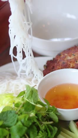 vietnamese vermicelli noodles with dipping sauce
